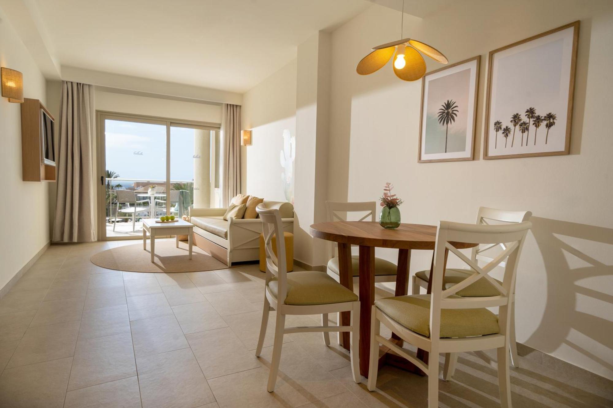 Suite Premium con terraza y vistas a la piscina