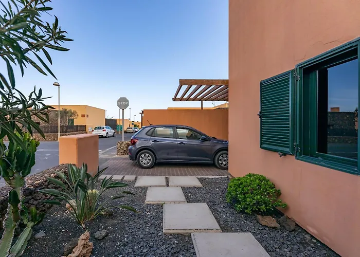 Huisdiervriedelijke Sunrise Surf House, Big Garden, Hot Tub, Parking, Super-Fast Free Wi-Fi Villa Corralejo